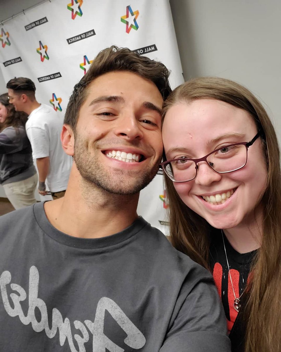 TurnRightAt705's tweet photo. Had such a blast seeing and meeting @jakemiller &amp; @1LoganHenderson today at the @mallofamerica 😊😄😍🤗 https://t.co/SQ0boRrwgP