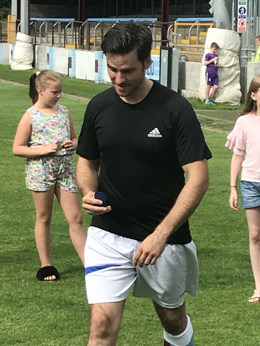 FranceschiJcf's tweet image. ღ ღ Hᴀɴᴅsᴏᴍᴇ Sᴘᴏʀᴛsᴍᴀɴ Cᴏʟɪɴ ღ ღ
          ♡ ♡ ♡ 𝐇𝐈𝐒 𝐒𝐌𝐈𝐋𝐄  ♡ ♡ ♡ 
Colin O&apos;Donoghue with fans at the Charity Soccer Match in Drogheda August 2018🥰😍
📷credit @ MissBelleC IG ouatindia
#ColinODonoghue #CharitySoccerMatch
#CABLEProject #Drogheda #Ireland