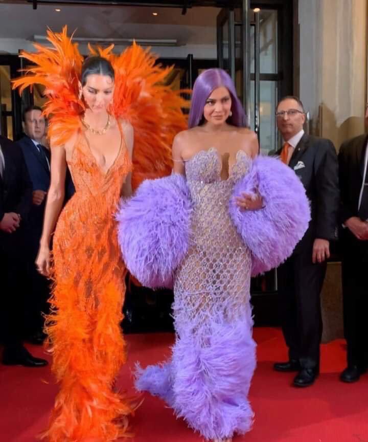 Jess_EstradaM's tweet photo. Las referencias de Kendall y Kylie para la #MetGala https://t.co/QvMKio0Bny