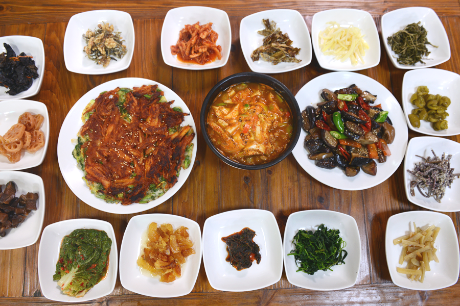 travelkoreagsnd's tweet photo. Called Korean native dish and good for health, Set Menu with Seasoned Wild Vegetables(#Sanchaejeongsik🥢🥄🎋🌾) in Hapcheon!
Can’t imagine this amazing collaboration of Eco-friendly rice🍚 from #Hapcheon and fresh veggie🥗 from #Gayasan_Mountain 😋
#gyeongnam #korea #koreatravel https://t.co/kxqKPBT01s