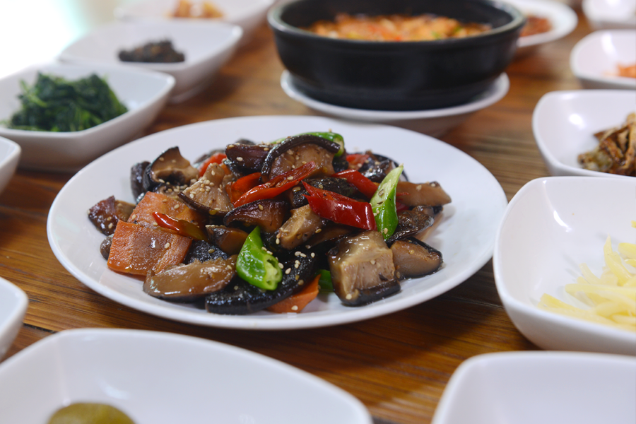 travelkoreagsnd's tweet photo. Called Korean native dish and good for health, Set Menu with Seasoned Wild Vegetables(#Sanchaejeongsik🥢🥄🎋🌾) in Hapcheon!
Can’t imagine this amazing collaboration of Eco-friendly rice🍚 from #Hapcheon and fresh veggie🥗 from #Gayasan_Mountain 😋
#gyeongnam #korea #koreatravel https://t.co/kxqKPBT01s