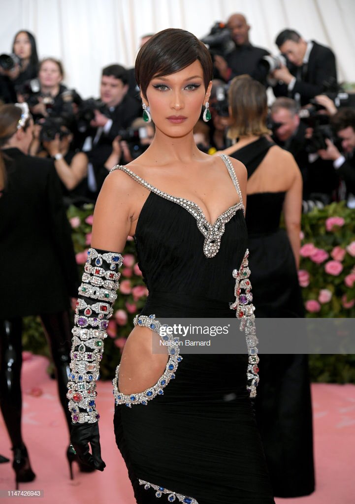 vngelfvce's tweet photo. Bella Hadid is that bitch #METGala https://t.co/KdNOTx1k5D