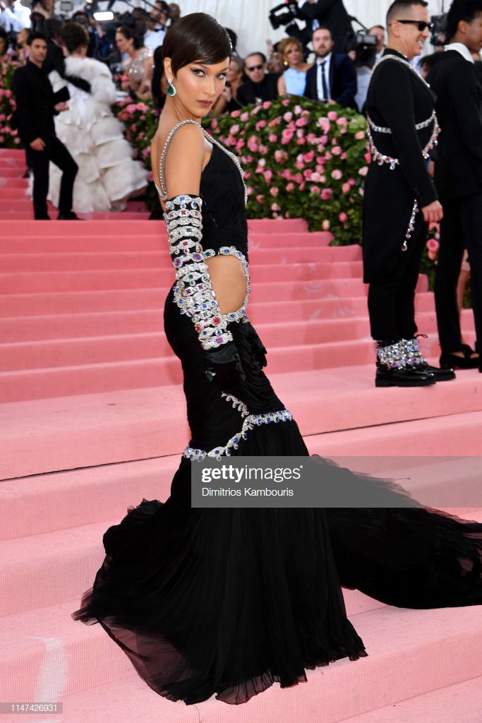 vngelfvce's tweet photo. Bella Hadid is that bitch #METGala https://t.co/KdNOTx1k5D