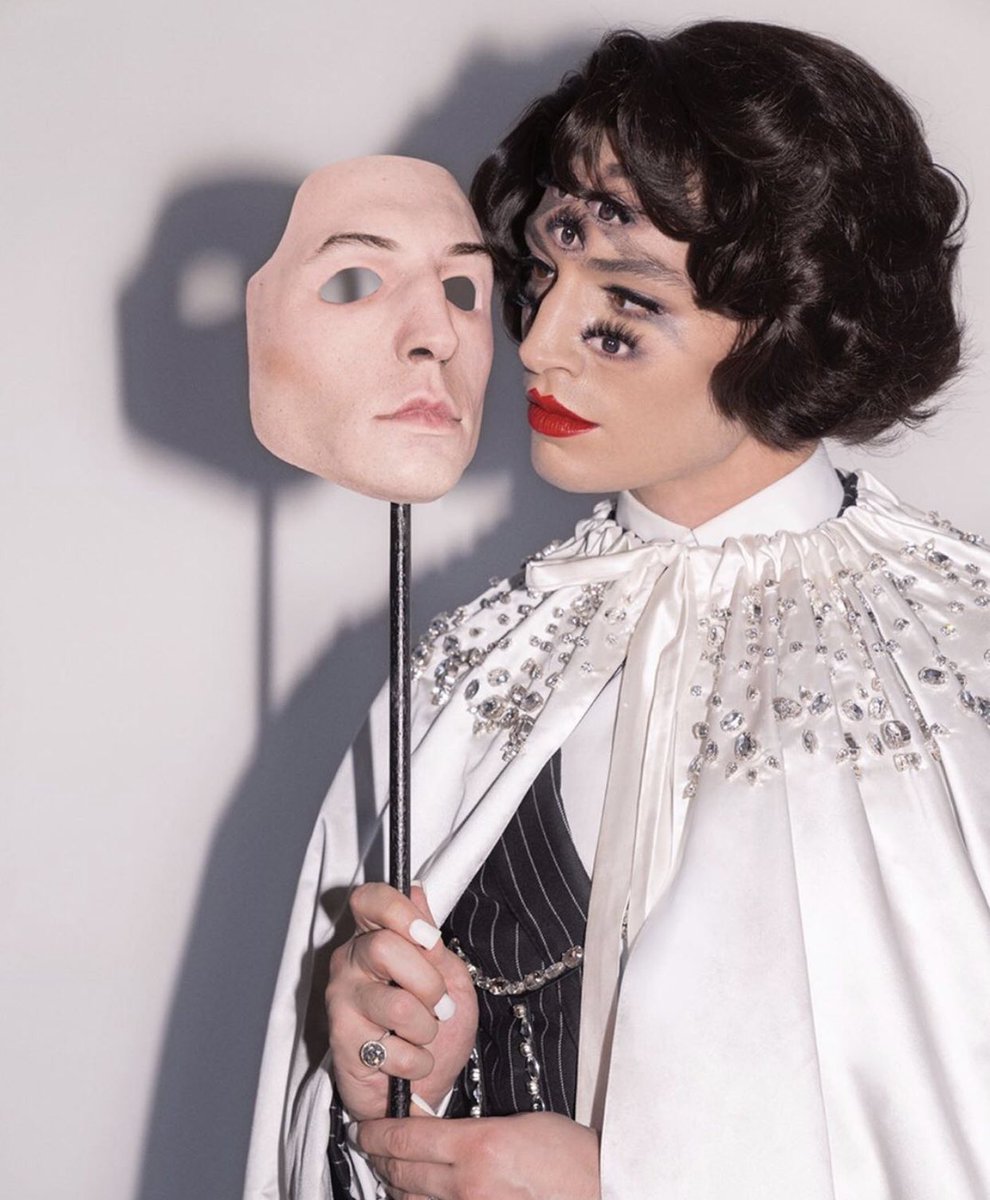 laiiis's tweet image. Ezra Miller como sempre ICÔNICO #MetGala