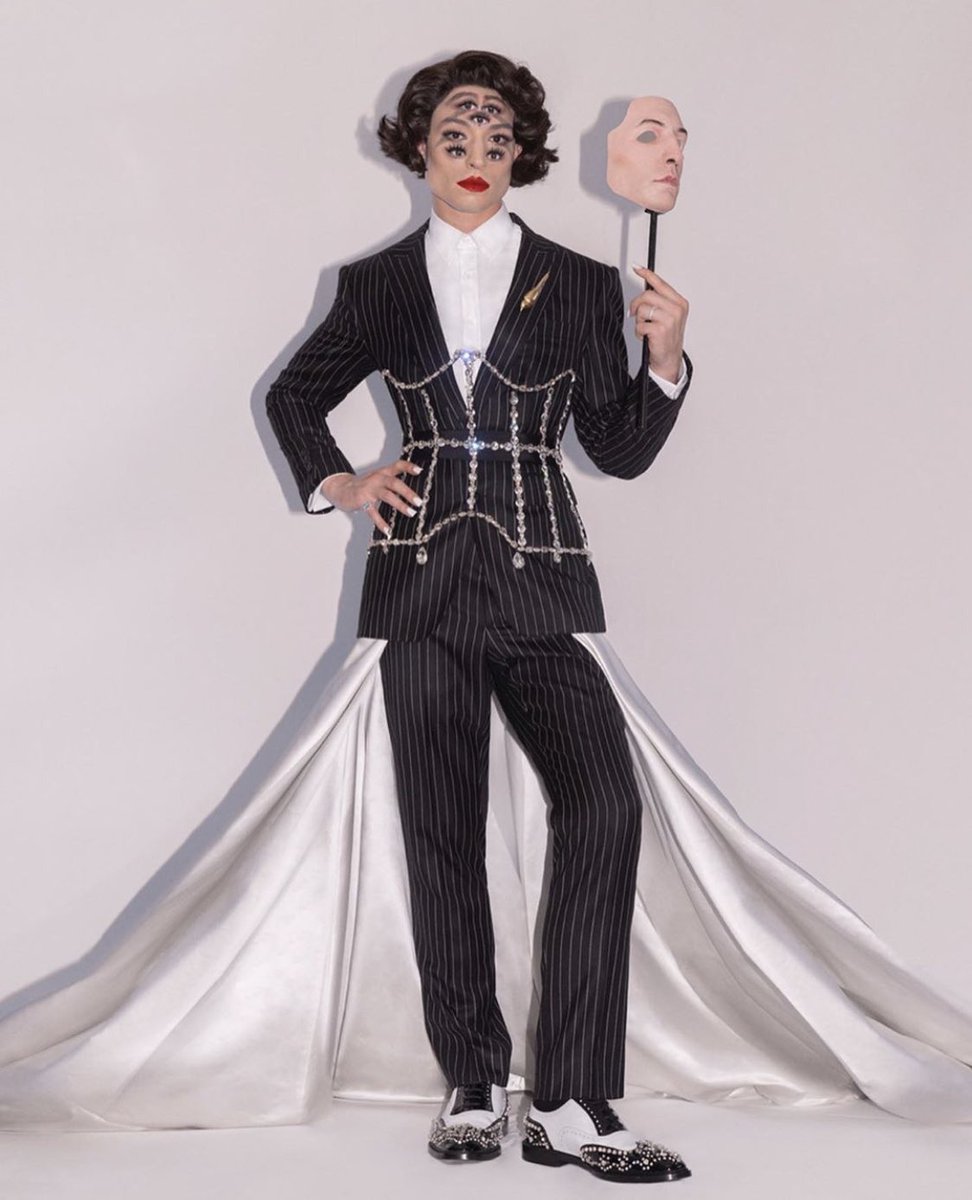 laiiis's tweet image. Ezra Miller como sempre ICÔNICO #MetGala