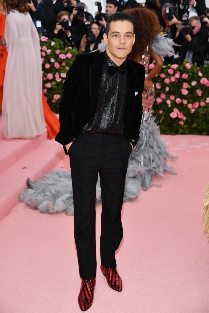 2015smetgala's tweet photo. Rami Malek #MetGala https://t.co/yHcOY777bg