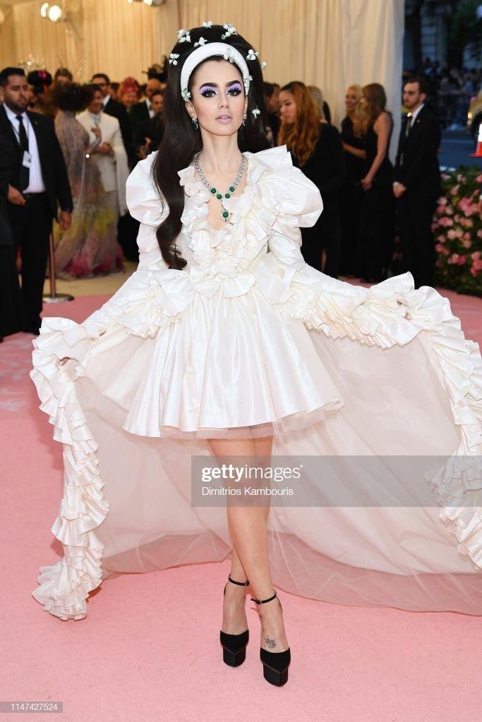 XXNI4LERXX's tweet photo. DIOS MIO MIRENLA, ELLA ES LA DEFINICIÓN DE ARTE PURO #MetGala https://t.co/TEiCgVRgSJ