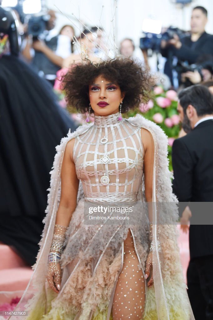 _heavenlyinsane's tweet photo. Everyone can just leave now. THIS IS IT. The Met Gala Queen has served us back to back and here she is again. GIVE IT UP FOR PRIYANKA CHOPRA EVERYONE. SHE DID IT.. AGAIN. LIKE HOW. SHE LITERALLY SHOWED THEM HOW TO DO IT. Only Priyanka Chopra can outdo Priyanka Chopra #MetGala https://t.co/XUC7QXhW4U