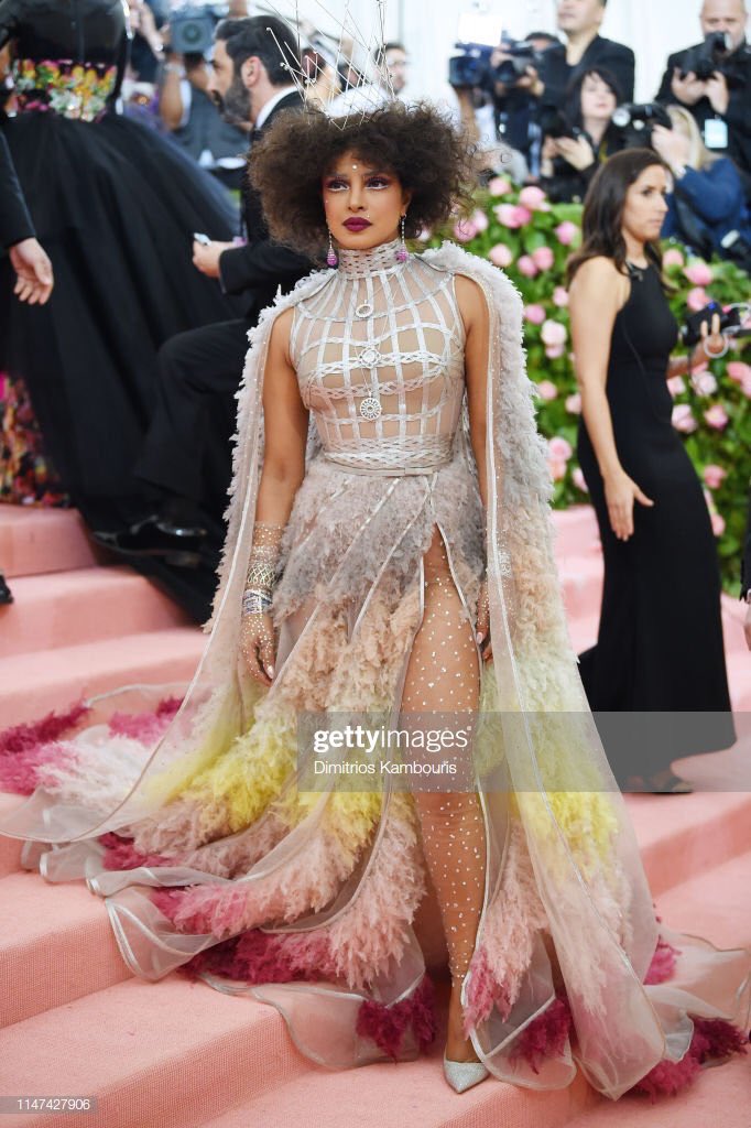 _heavenlyinsane's tweet photo. Everyone can just leave now. THIS IS IT. The Met Gala Queen has served us back to back and here she is again. GIVE IT UP FOR PRIYANKA CHOPRA EVERYONE. SHE DID IT.. AGAIN. LIKE HOW. SHE LITERALLY SHOWED THEM HOW TO DO IT. Only Priyanka Chopra can outdo Priyanka Chopra #MetGala https://t.co/XUC7QXhW4U
