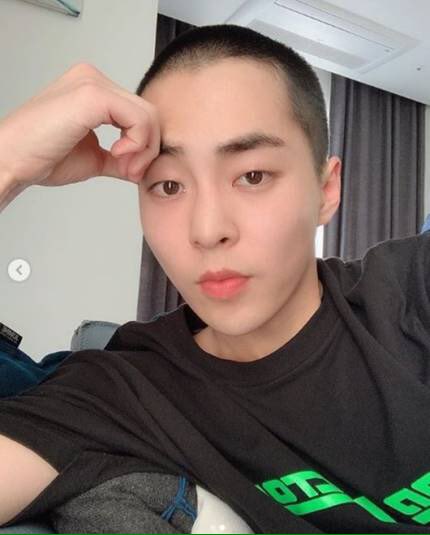 EXOGlobal's tweet photo. ARTICLE 📰 | 190507 EXO #XIUMIN, To Enlist For Active-Duty Soldier In The Military Today (May 7th) ➝ "I Will Come Back Healthily." The Reveal of His Newly Shaved Head.
https://t.co/xrNqVD1hda

#XIUMIN_always_you #나비소년_시우민_꾹기단 #EXO #엑소 @weareoneEXO https://t.co/nYhDrr7sx2