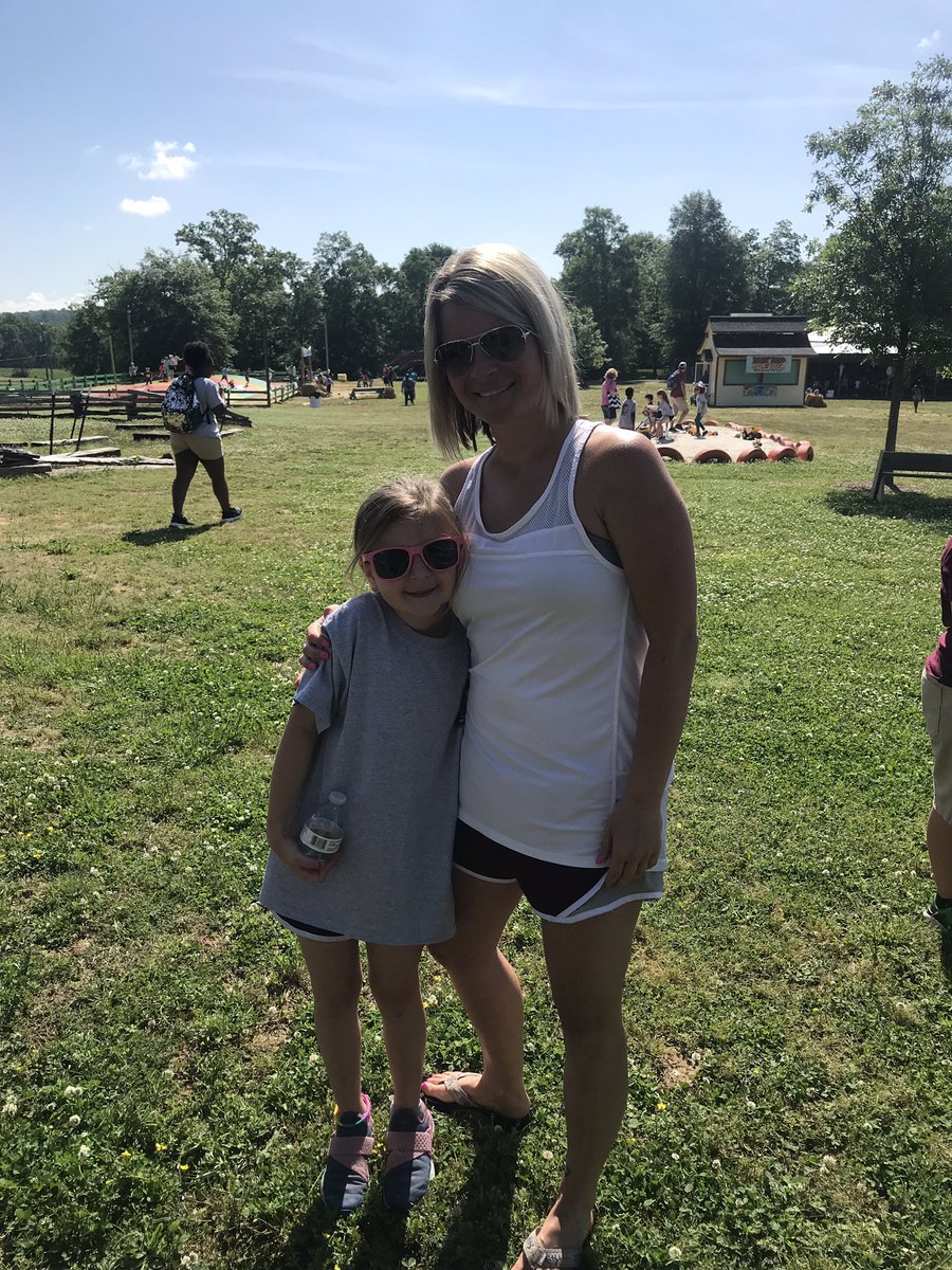 AliM_Barber's tweet photo. Fun on the Farm 🚜🐄🐶🐖 #2ndGrade #4DFarm https://t.co/6SF9jmBv8J