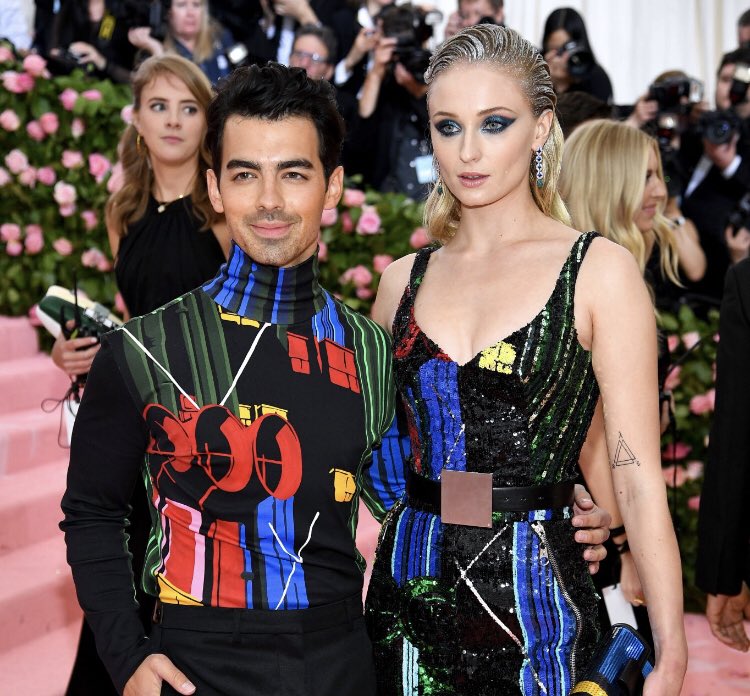 JonasBrosMedia's tweet photo. .@JoeJonas and @SophieT walking the #MetGala   pink carpet tonight! https://t.co/Aaf0Wqn8Qw