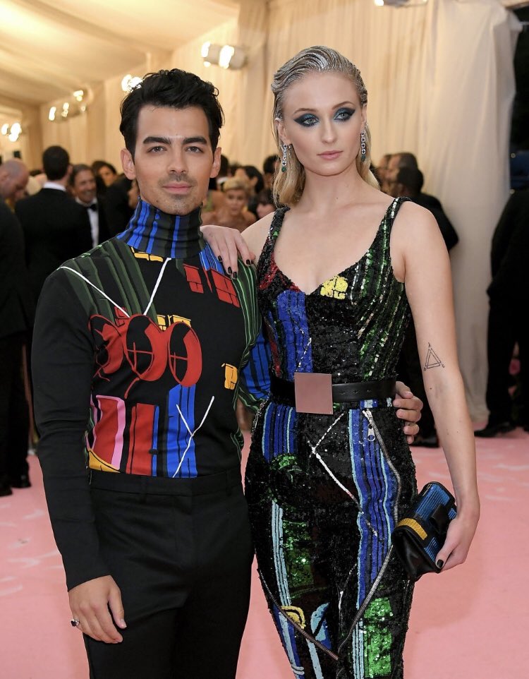 JonasBrosMedia's tweet photo. .@JoeJonas and @SophieT walking the #MetGala   pink carpet tonight! https://t.co/Aaf0Wqn8Qw