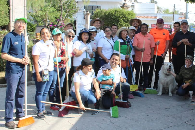 CONALEP_MICH's tweet photo. En pro del cuidado del medio ambiente, el presidente del Comité de Vinculación de Conalep Michoacán, Arcadio Méndez Hurtado, estuvo presente en la jornada de limpieza en la tenencia de Santa María; como parte de las actividades del programa #YoBarro, de la SEE. https://t.co/WMhjEJxHt1