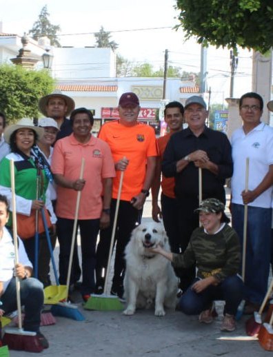 CONALEP_MICH's tweet photo. En pro del cuidado del medio ambiente, el presidente del Comité de Vinculación de Conalep Michoacán, Arcadio Méndez Hurtado, estuvo presente en la jornada de limpieza en la tenencia de Santa María; como parte de las actividades del programa #YoBarro, de la SEE. https://t.co/WMhjEJxHt1
