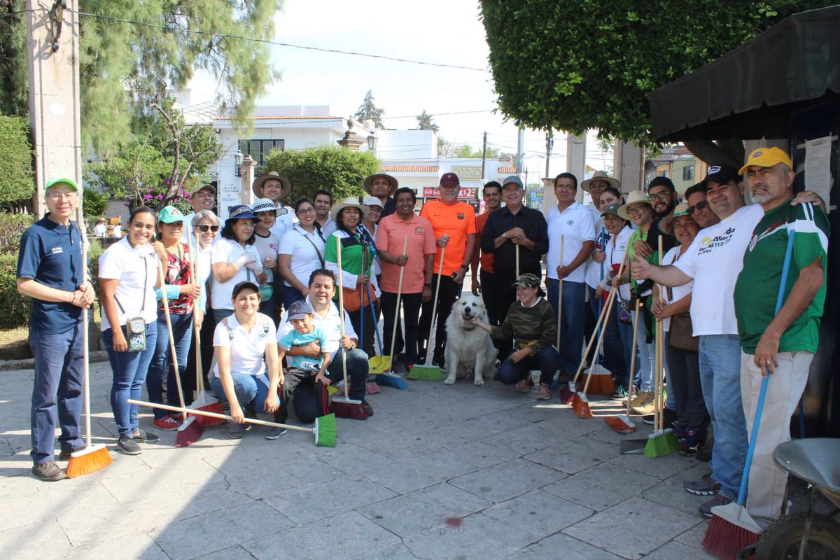 CONALEP_MICH's tweet photo. En pro del cuidado del medio ambiente, el presidente del Comité de Vinculación de Conalep Michoacán, Arcadio Méndez Hurtado, estuvo presente en la jornada de limpieza en la tenencia de Santa María; como parte de las actividades del programa #YoBarro, de la SEE. https://t.co/WMhjEJxHt1