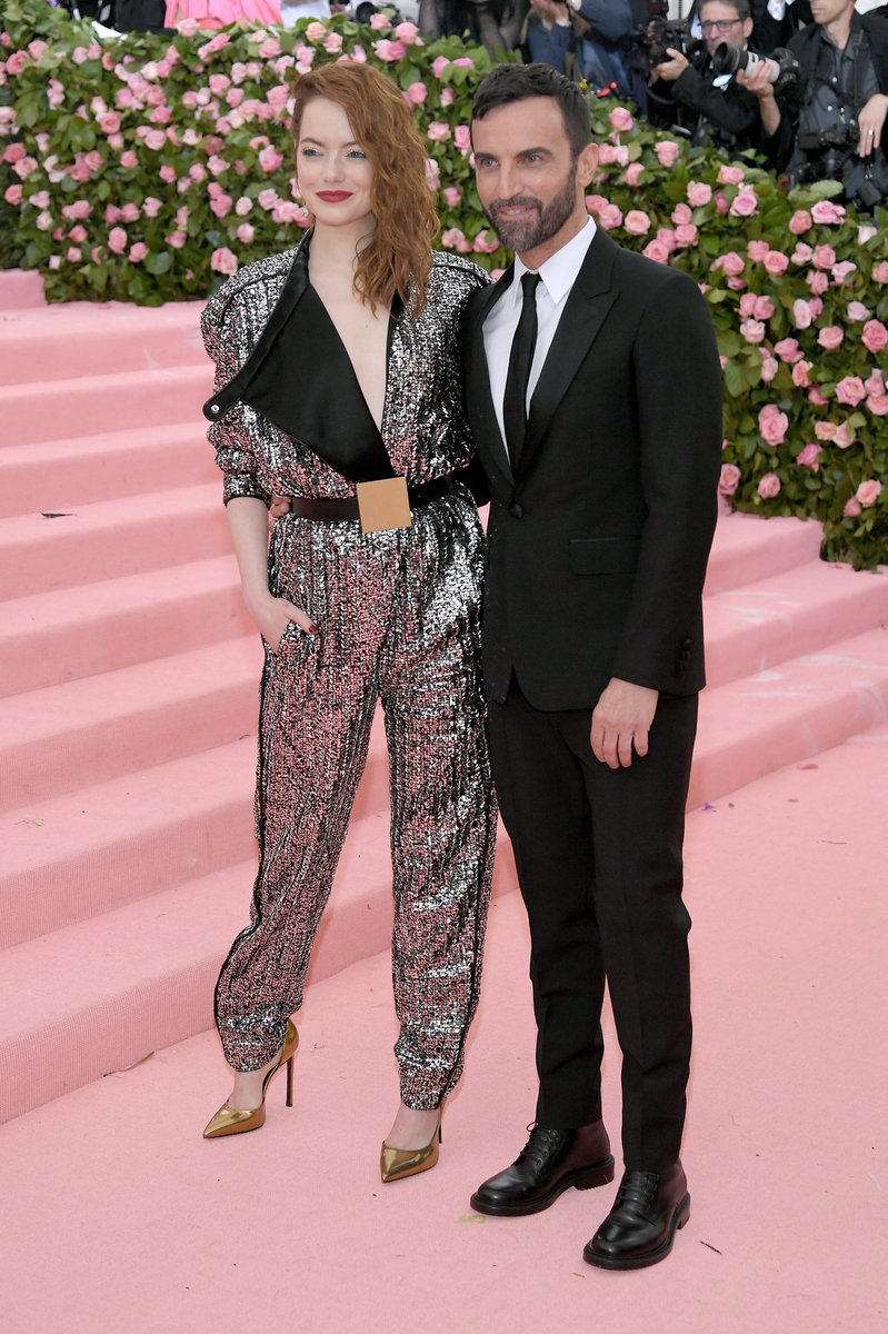 VogueRunway's tweet image. Emma Stone arrives in @LouisVuitton with creative director @TWNGhesquiere to the #MetGala red carpet. vogue.cm/CMR5SGR
