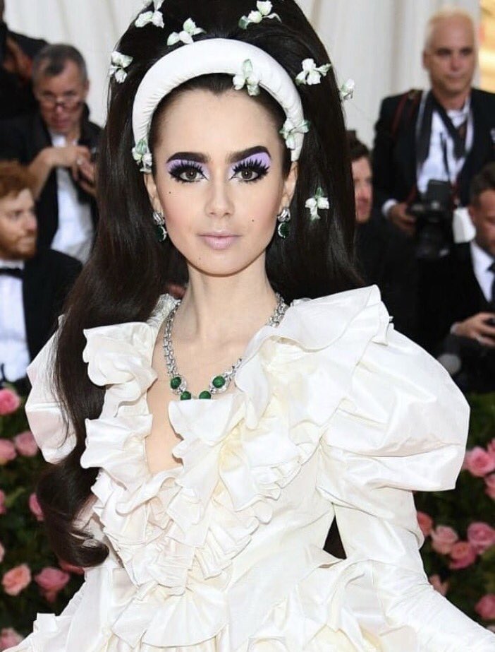 rachelme5's tweet photo. @lilycollins Killing it. Again 😍 https://t.co/fyW2FJwmAB