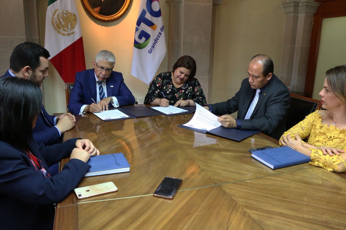 LuisEAyalaT's tweet photo. Este día suscribimos un acuerdo muy importante con la directora del @IMUGto @AnabelPulidoL pues nos permitirá seguir trabajando a favor de la perspectiva de género, la igualdad entre hombres y mujeres así como su derecho a una vida libre de violencia. #GTOTieneFuturo https://t.co/ynZFPPBdtf