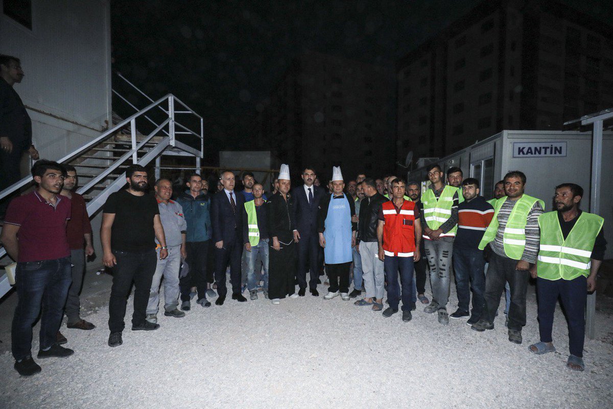 murat_kurum's tweet photo. İlk iftarımızı TOKİ Sincan şantiyemizdeki işçi kardeşlerimizle birlikte yaptık. Rabbim ibadetlerimizi kabul eylesin. https://t.co/VGzkT1UKNz