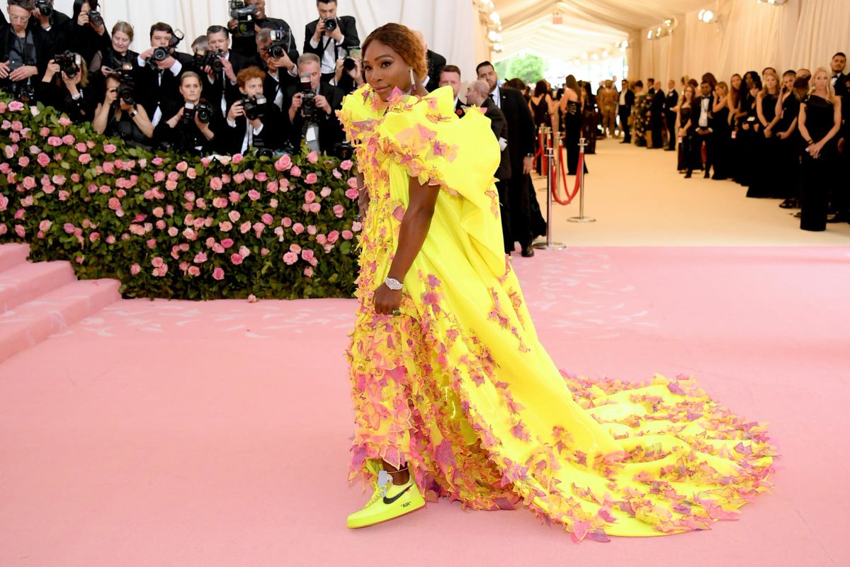 O Xrhsths Cnn En Espanol Sto Twitter Met Gala Serena Williams Lucio Un Impresionante Vestido Fluorescente De Versace Que Se Levanto Para Revelar Un Par De Zapatillas Nike Https T Co Owsakbvqmc Https T Co Txycnjzxup