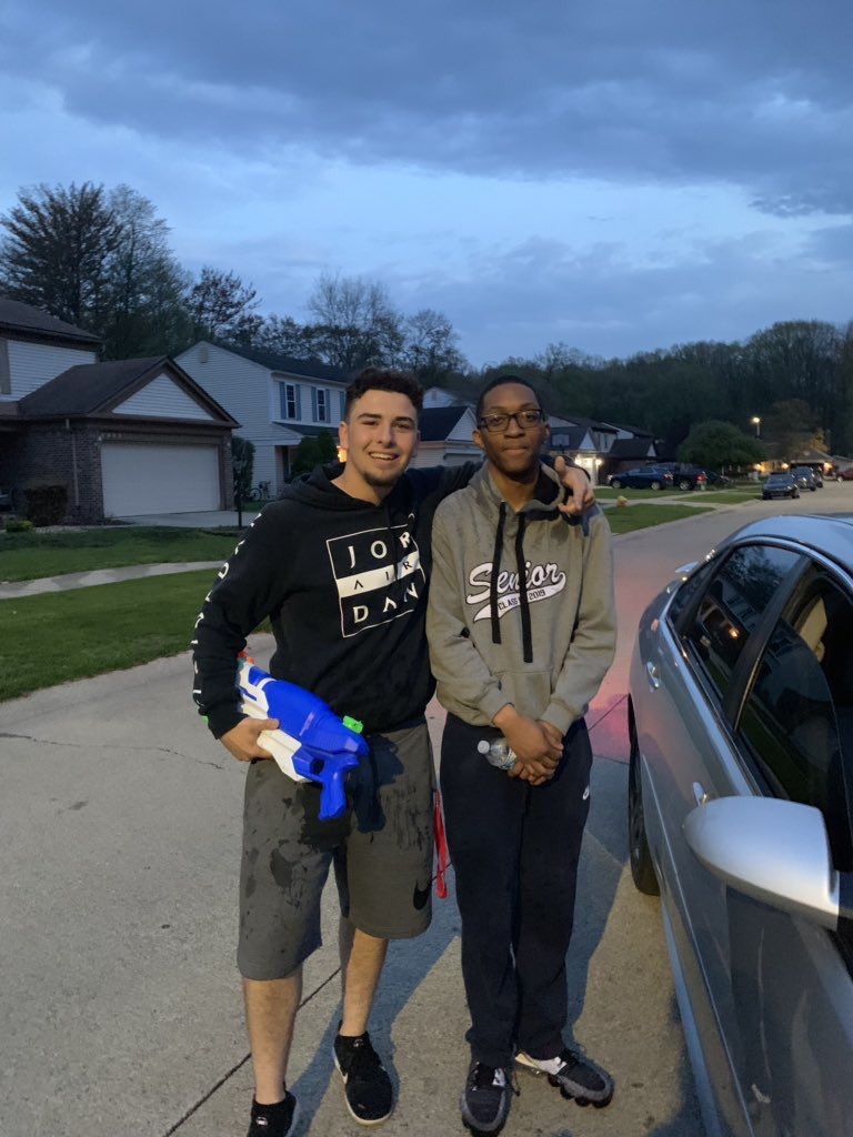 CHSWATERWARS_19's tweet photo. Kyle and vinnie eliminate each other at the same time (water wetters 3- drip or drown 4) https://t.co/jEQYpkiFVW