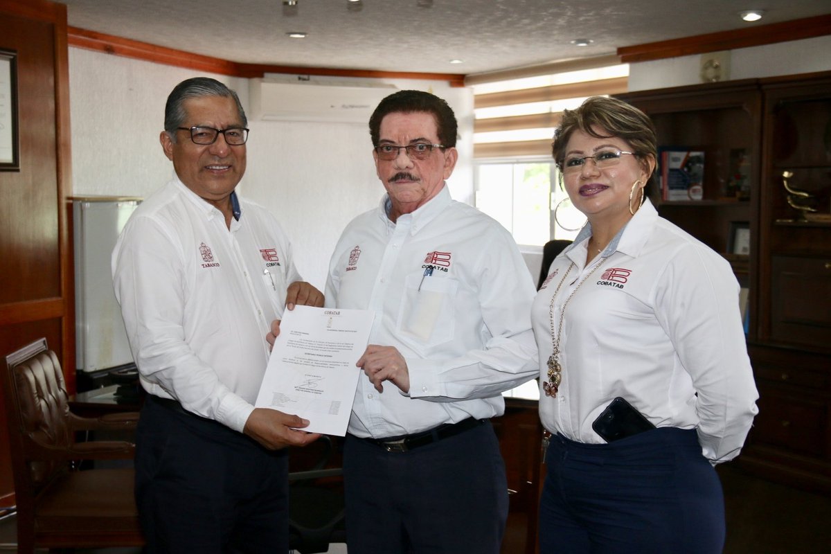 DayanaNara1's tweet photo. José Diaz Mirabal, ExDirector de Secundarias en el sexenio Dr Walter Ramírez como Secretario @SETabasco hoy reaparece como Jubilado @ISSSTE_mx, con vitiligo, tinte nuevo y con cargo de Secretario Técnico @CobatabJoven he ahí la 4T https://t.co/Wl7AY9GBTv