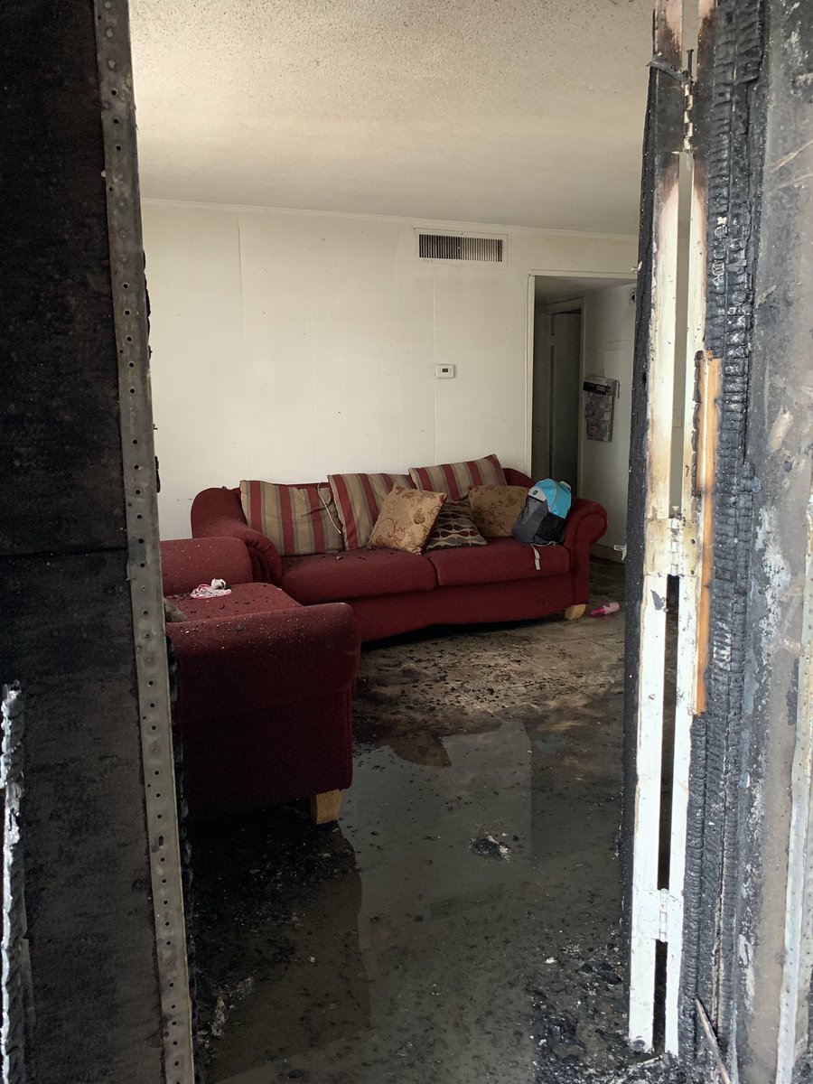 Another great example of the power of closing doors to reduce the spread of fire and toxic gasses. Close Your Doors Before You Sleep at night to help save lives! @UL_FSRI #CBYD PLEASE RT THIS LIFE SAVING PSA