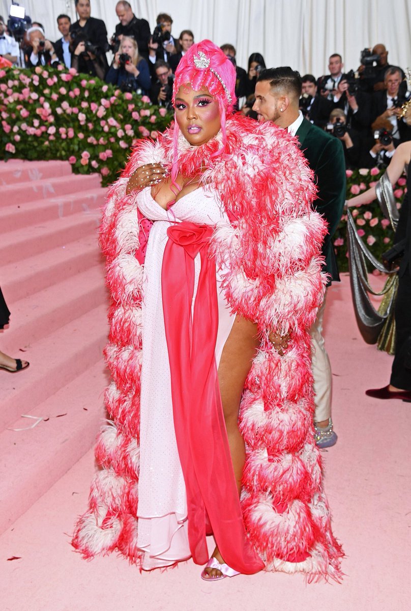 lizzo's tweet photo. BIG BITCH ON THE MET GALA CARPET HOE THANK YOU JESUS AND @MARCJACOBS I LOOK GOID AS HELL https://t.co/vUcajGmhi5