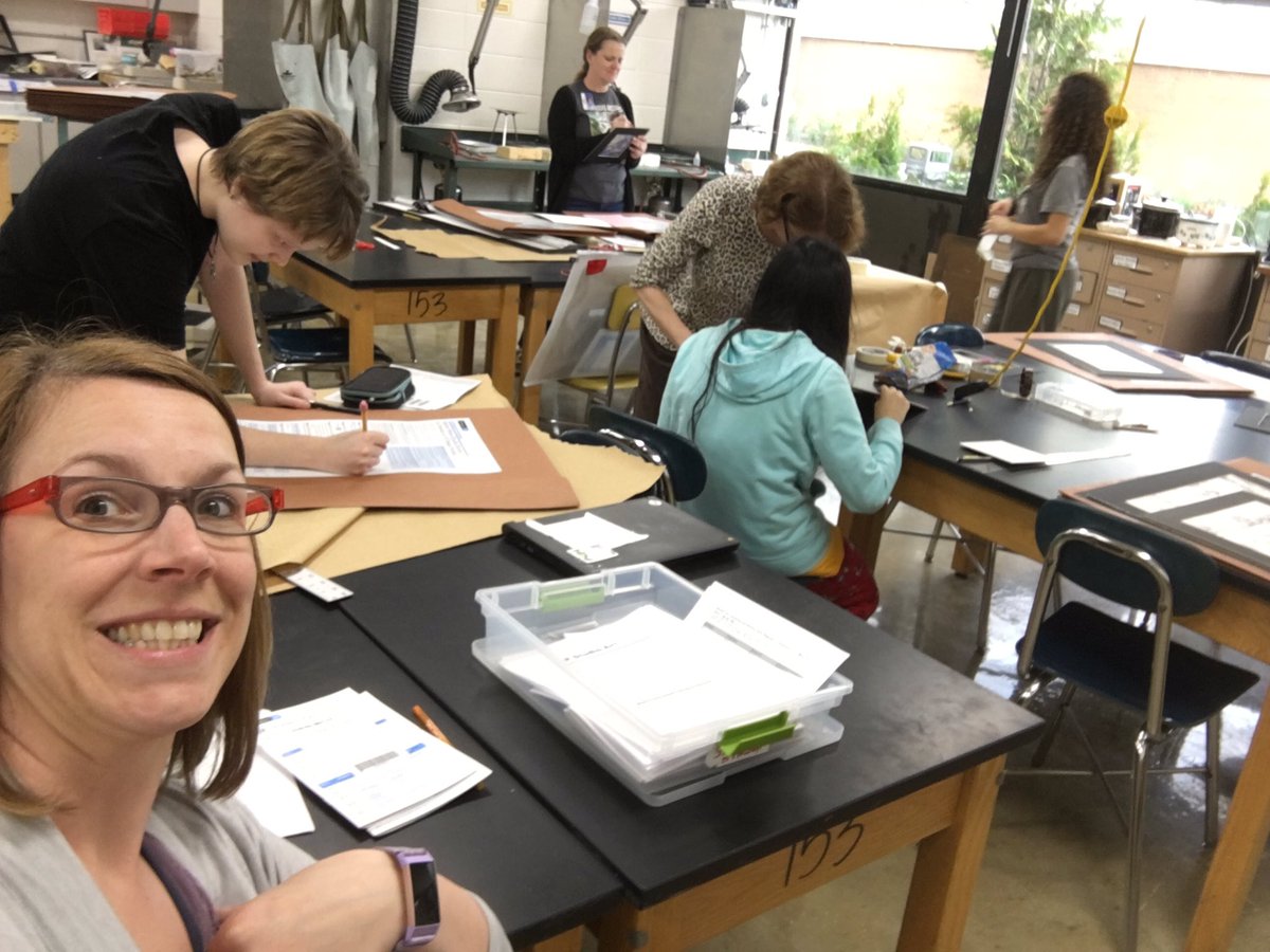 NNHSart's tweet photo. AP Studio Artists packing portfolios!  #apexam #apstudioart #givingmeaheartattack #thesekids #ittakesavillage #somuchhardwork #wemakeartists #takeartmakeart https://t.co/6pmclorAFF
