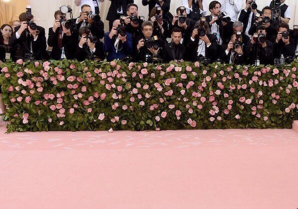 2015smetgala's tweet photo. Rihanna #MetGala https://t.co/OejAAJ4QXV