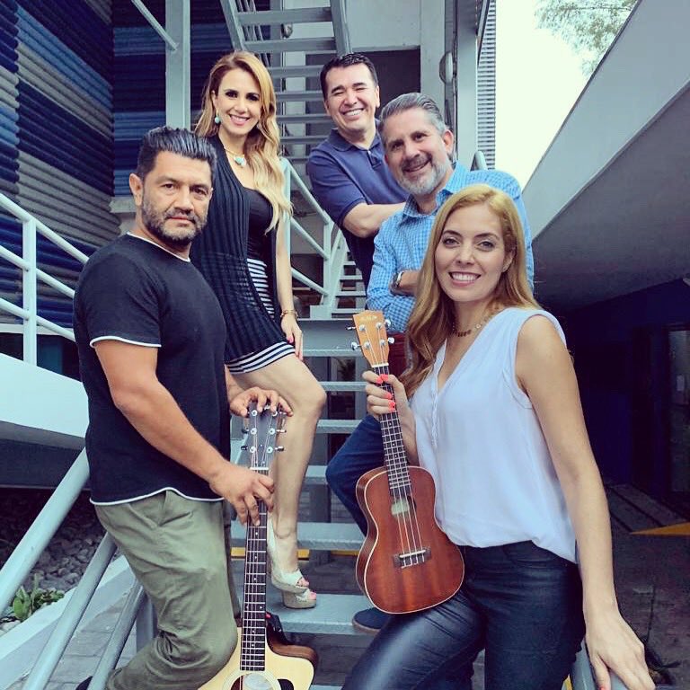 SolorzanoMusic's tweet photo. Hoy en @zona10fm de @SonoraFM_sv ¡Gracias por el apoyo a nuestra canción😎! La pasamos increíble hablando de música, cantando y por supuesto disfrutando con buenos amigos🙌🏻. https://t.co/ACQNWsrUGK