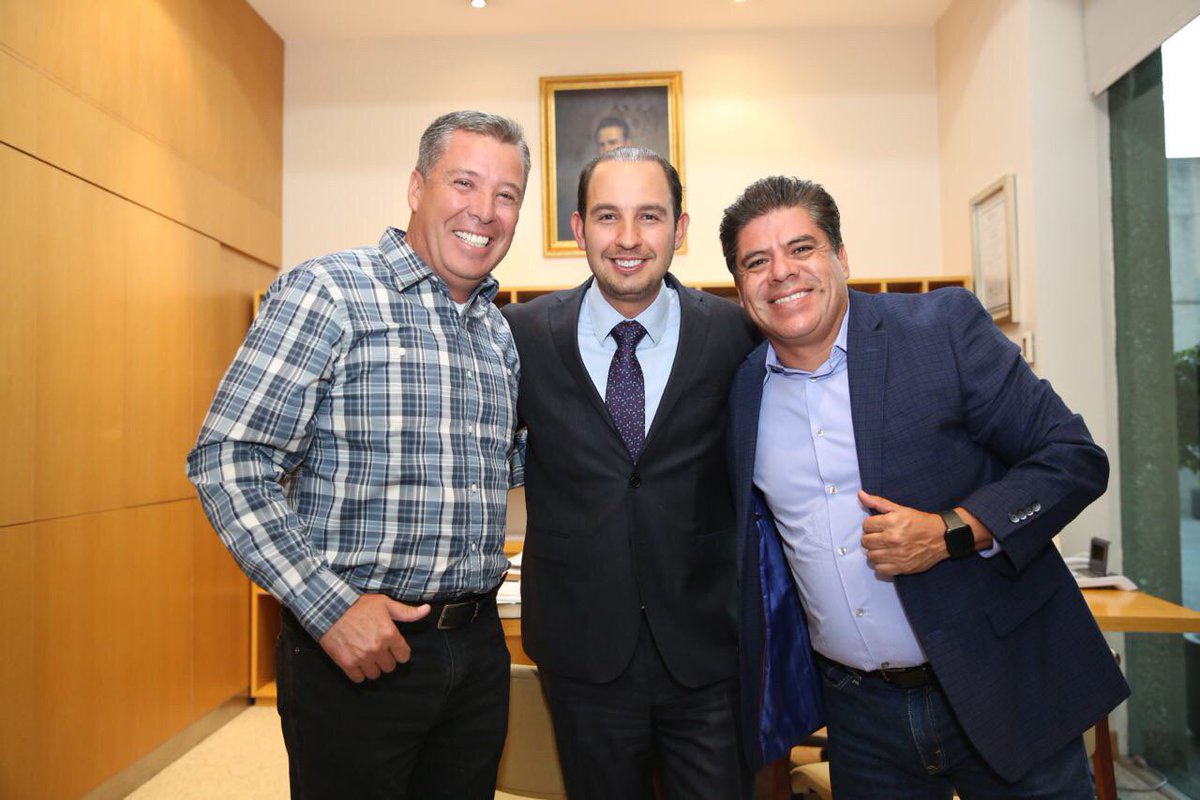 Qué gusto conversar con mis amigos el ex gobernador de #Guanajuato, <a href="/miguelmarquezm/">Miguel Márquez Márquez</a>, y el presidente estatal, <a href="/RomanCifuentes/">Roman Cifuentes</a> 👍🏻. Juntos trabajando y construyendo por #México.