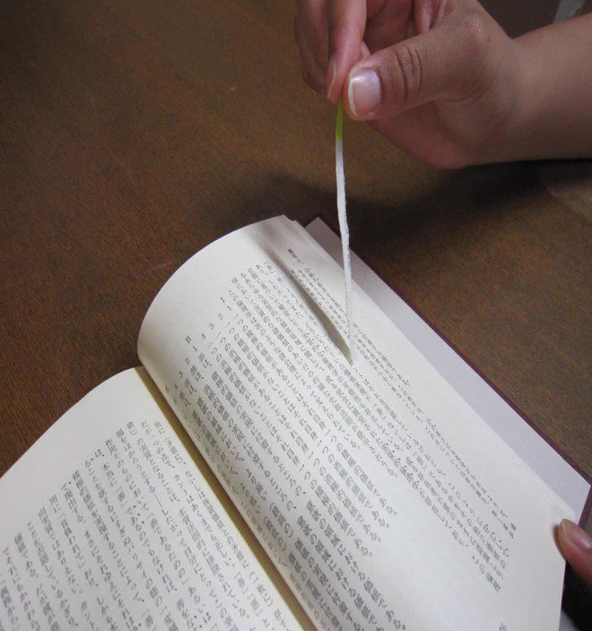 大事な本は気をつけて！！付箋を貼ると外す時に破れる！！