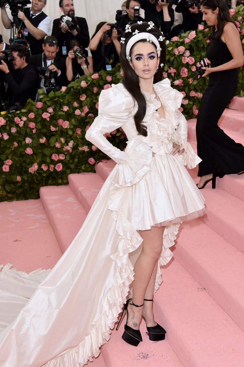 biticonjustine's tweet photo. lily collins fucking brought it https://t.co/97V96xZAjX