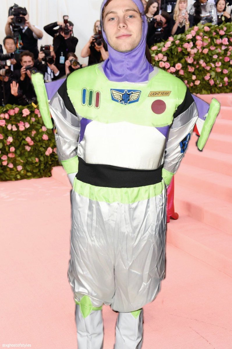 WHY IS NO ONE TALKING ABOUT LUKE HEMMINGS MET GALA LOOK?? #MetGala