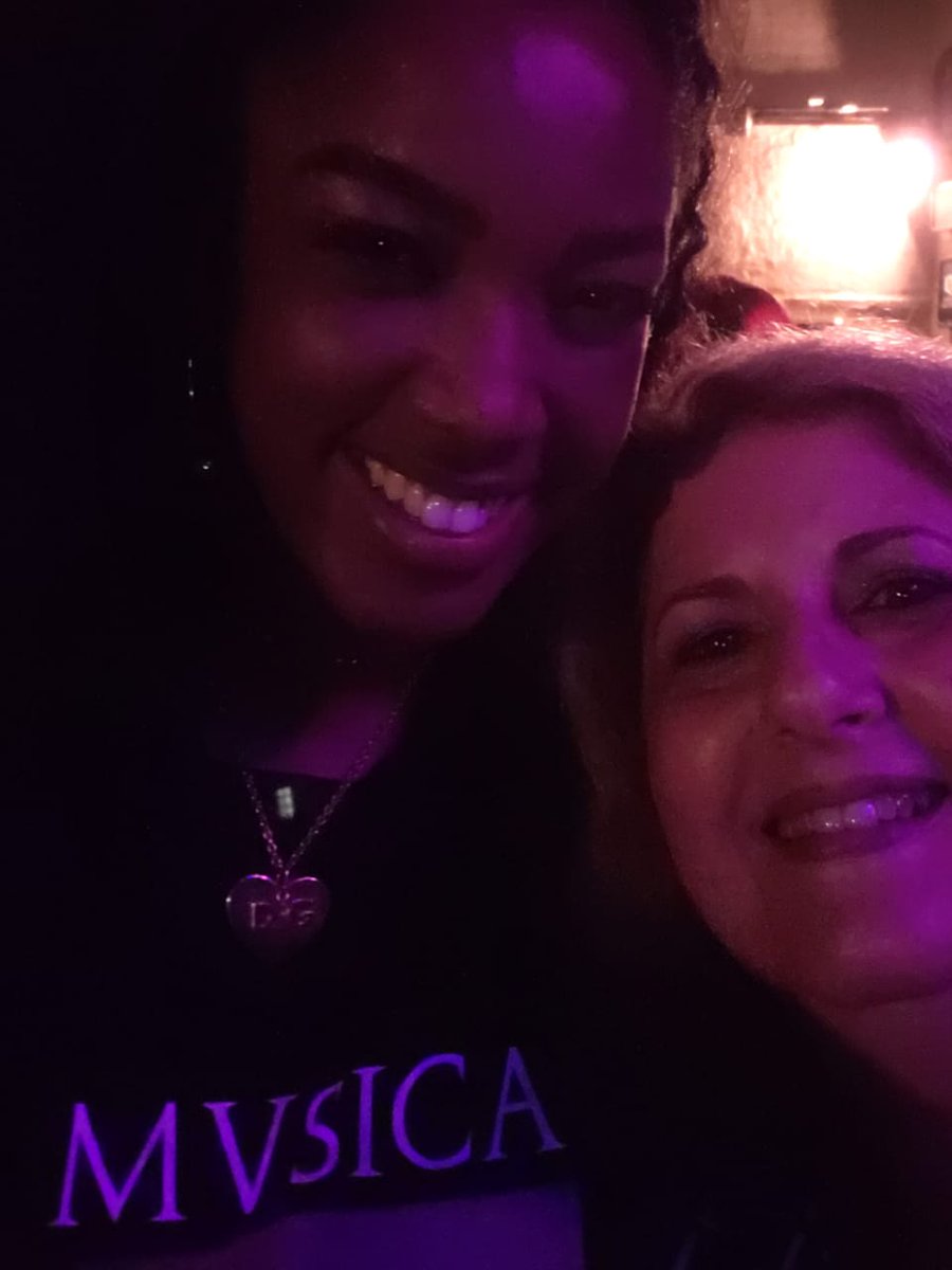Felipe830802's tweet photo. Super simpática a @IzaReal ...minha mãe ficou feliz pela foto..#showdjavan #turnevesuvio https://t.co/EJWO46EOhT