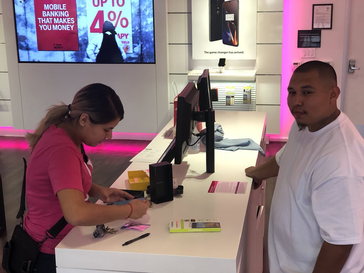 Edubvanessa's tweet photo. Helping My customer set up His new Samsung 10 plus🙌🏻 #WestonWolves 🐺🔥 #SamsungS10 #samsung https://t.co/vmRqwDQsur