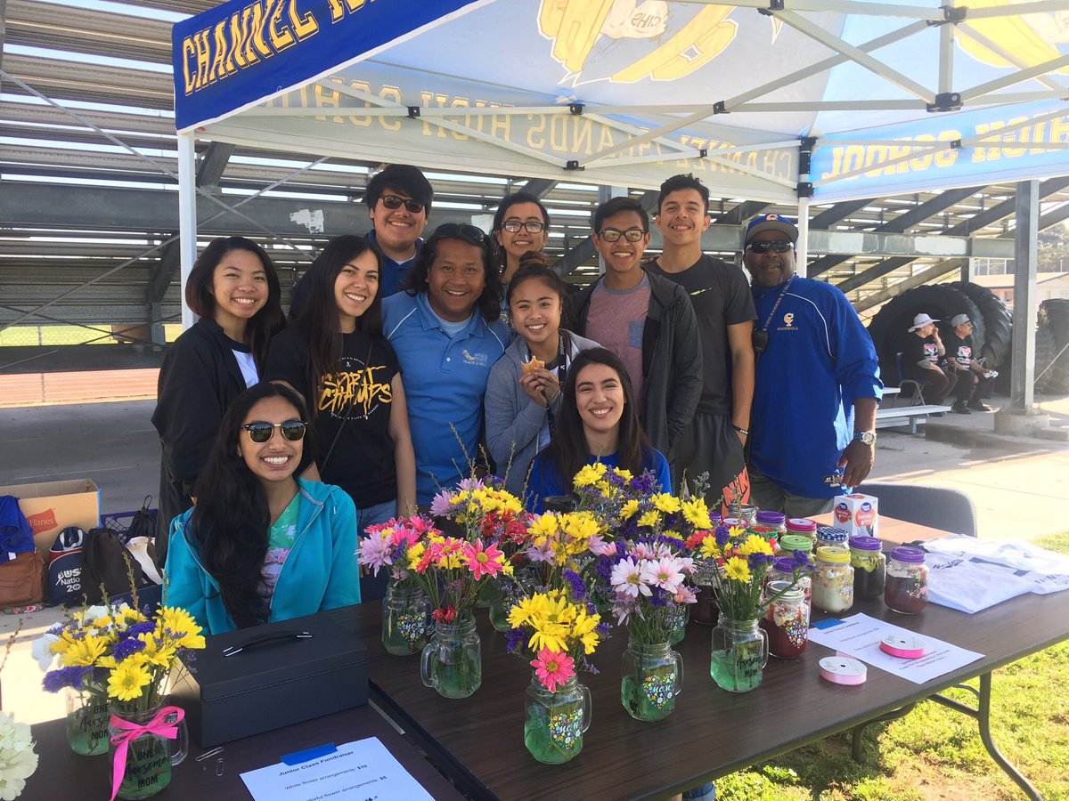 cihs_co2018's tweet photo. CIHS and the Class of 2018 mourn with the loss of a role model Antoine. We are deeply saddened by the news of his loss. May his family and friends be filled with strength and faith through this great loss. Our most sincere condolences. “Once a Raider, Always a Raider”💙💛 https://t.co/a2rypQNNiW