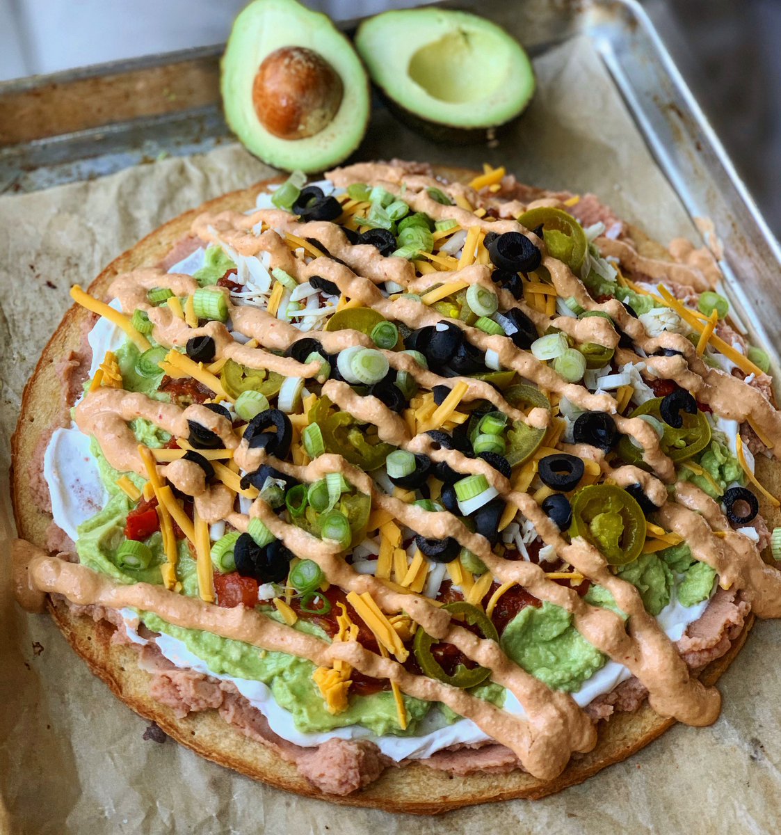 erinireland's tweet image. Seven layer dip flatbread with lime @AvosFromMexico, vegan cheddar, pickled jalapeños, chipotle cashew drizzle etc. My fav appy in flatbread form!!! So delish!! Perfect for a party. Recipe —&amp;gt; #sponsored itstodiefor.ca/seven-layer-di…