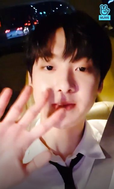 Vliveofficial's tweet photo. [V LIVE] 알림에 호다닥! 울 따나 브이앱을 켰죠. 근데 따나가 흑발을 한 게 아니겠어요❗️ 눈물이 났죠...😭💦 천재만재비주얼의 윤산하 흑발은 이 시대 최고의 약재 세상의 영광 😍💕 윤산하 흑발단이여 일어나 축제를 열어라‼️🎉

▶https://t.co/EU2nnj6972

#아스트로 #ASTRO #산하 #윤산하 #VLIVE https://t.co/jCUutEyTqV