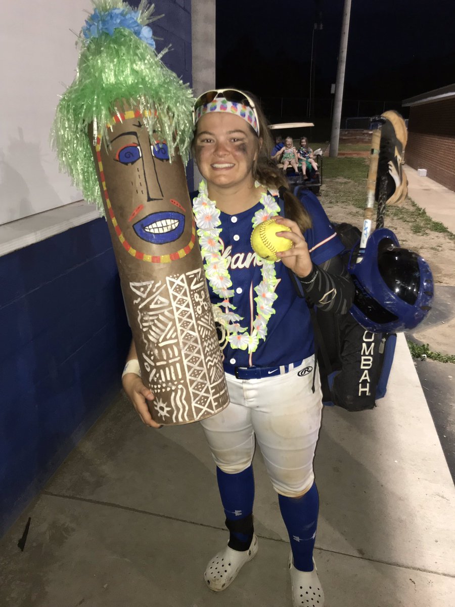 baileylasater7's tweet image. big district win and big district homer🥎💙 #Hawaiiannight 🌺🌊☀️