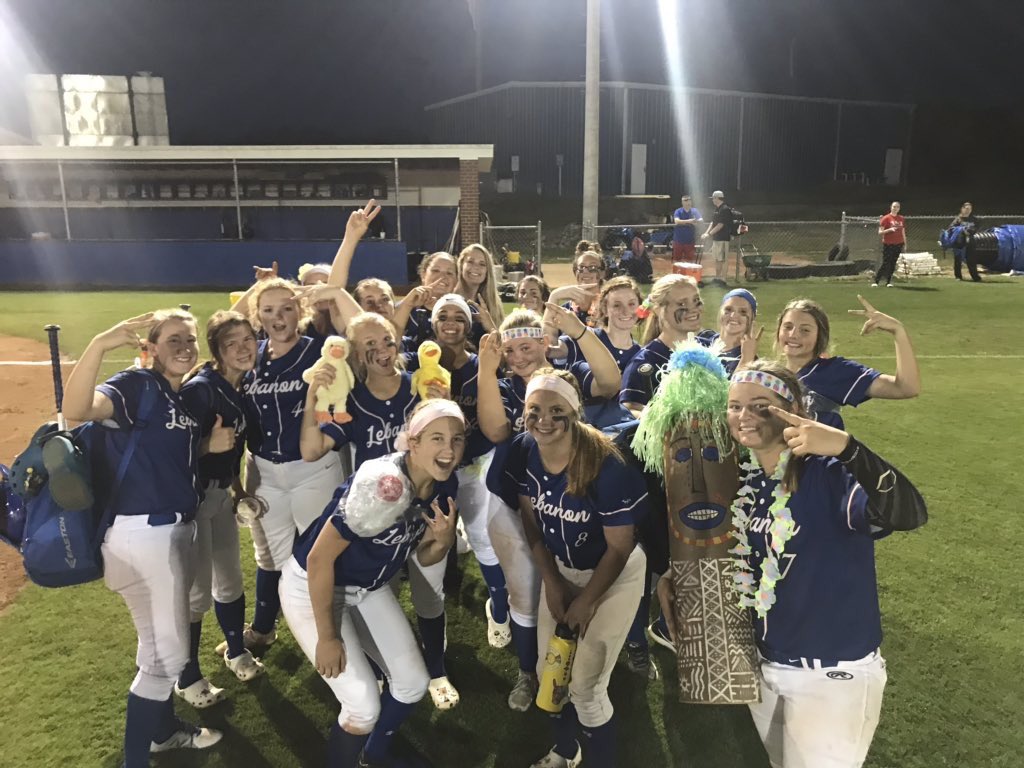 baileylasater7's tweet image. big district win and big district homer🥎💙 #Hawaiiannight 🌺🌊☀️