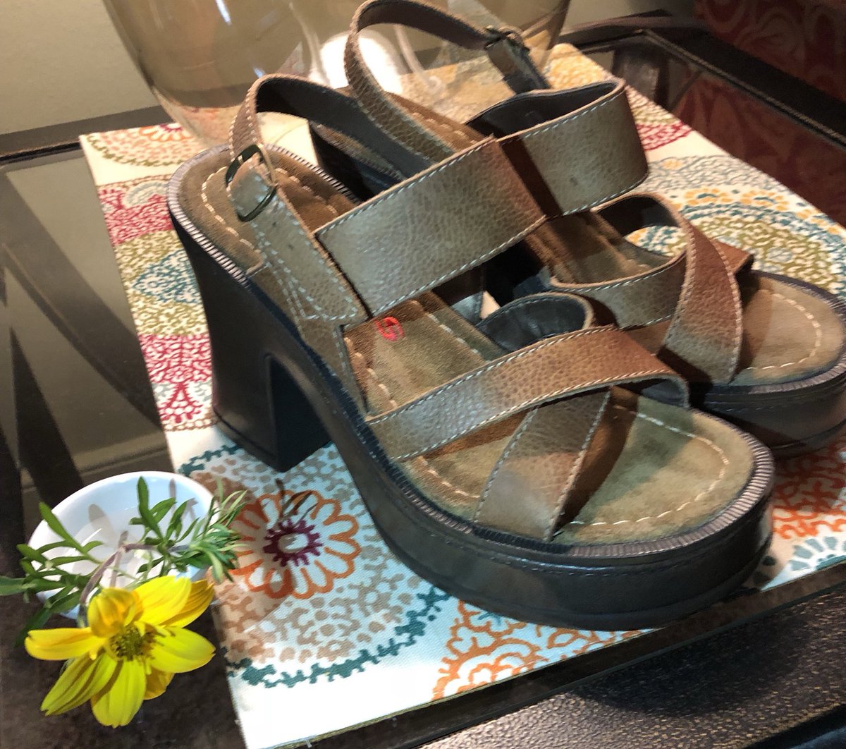 LovePeaceNcandi's tweet photo. Excited to share this item from my #etsy shop: Sz6M Rare Vintage CANDIES Strappy,Leather Chunky Square Heel Sandals w Buckle ;90s Shoes https://t.co/Vn1ZNpoJYF
#jlcfusion #vintageshoes #vintagestyle #90sstyle #90sshoes #chunkyshoes #candies #sexyshoes #festivalseason #shopetsy https://t.co/7mqG7Fpev3