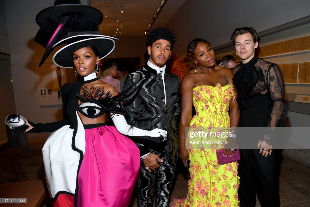 hsdaily's tweet photo. Harry Styles with Serena Williams, Janelle Monae and Lewis Hamilton at the #METGala: Notes on Camp - May 6 #HarryatMET https://t.co/miCHljkD4P