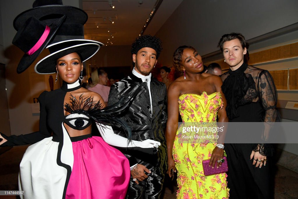 hsdaily's tweet photo. Harry Styles with Serena Williams, Janelle Monae and Lewis Hamilton at the #METGala: Notes on Camp - May 6 #HarryatMET https://t.co/miCHljkD4P