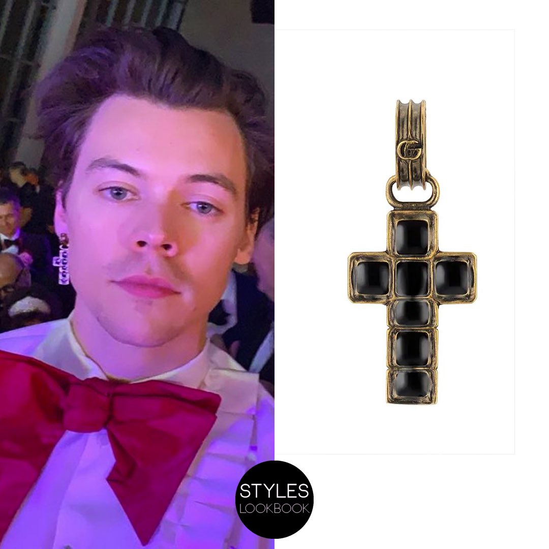 Olivia Wilde Wearing Harry Styles's Cross Necklace at an Audi Event in  December 2021 | Olivia Wilde Once Again Borrows Harry Styles's Favourite  Necklace | POPSUGAR Fashion UK Photo 4