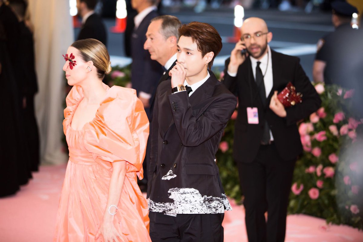 lay_studio's tweet photo. Our handsome @layzhang walking the red carpet! #LayZhangMetGala
#MetGala
#MetGala2019 https://t.co/6MoBEHpLXE