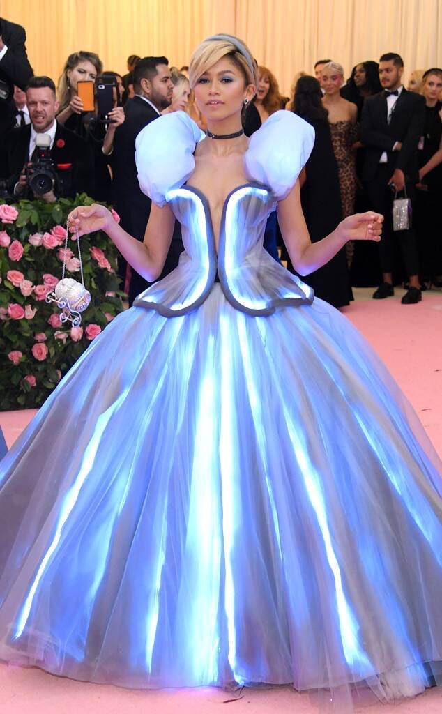 jones_hind's tweet photo. Cinderella VS Javotte and Anastasia #MetGala https://t.co/lxmCEtkW6X
