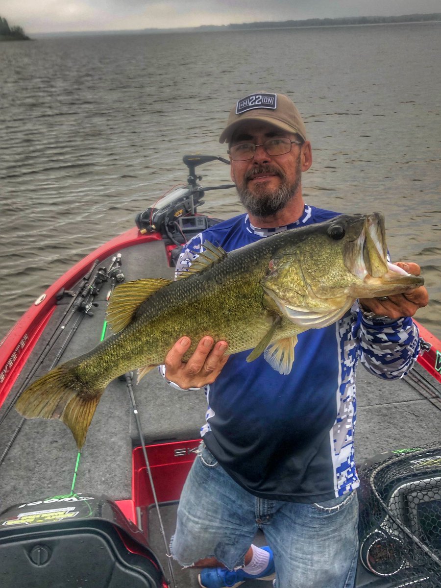 PSbassguide's tweet photo. Different angle of the HAWG from yesterday buzz-bait catch.  Look at those eyes on that girl, ain’t she a beauty?  🤣🎣💫🎣💫🇺🇸 #pads #fourfoot #nicolslures #flexinmyvexan #harrischainoflakes https://t.co/cxTcVZWF86